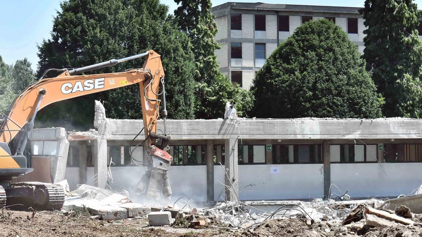 I lavori di demolizione iniziati da poco all’istituto scolastico Aosta a Reggio Emilia