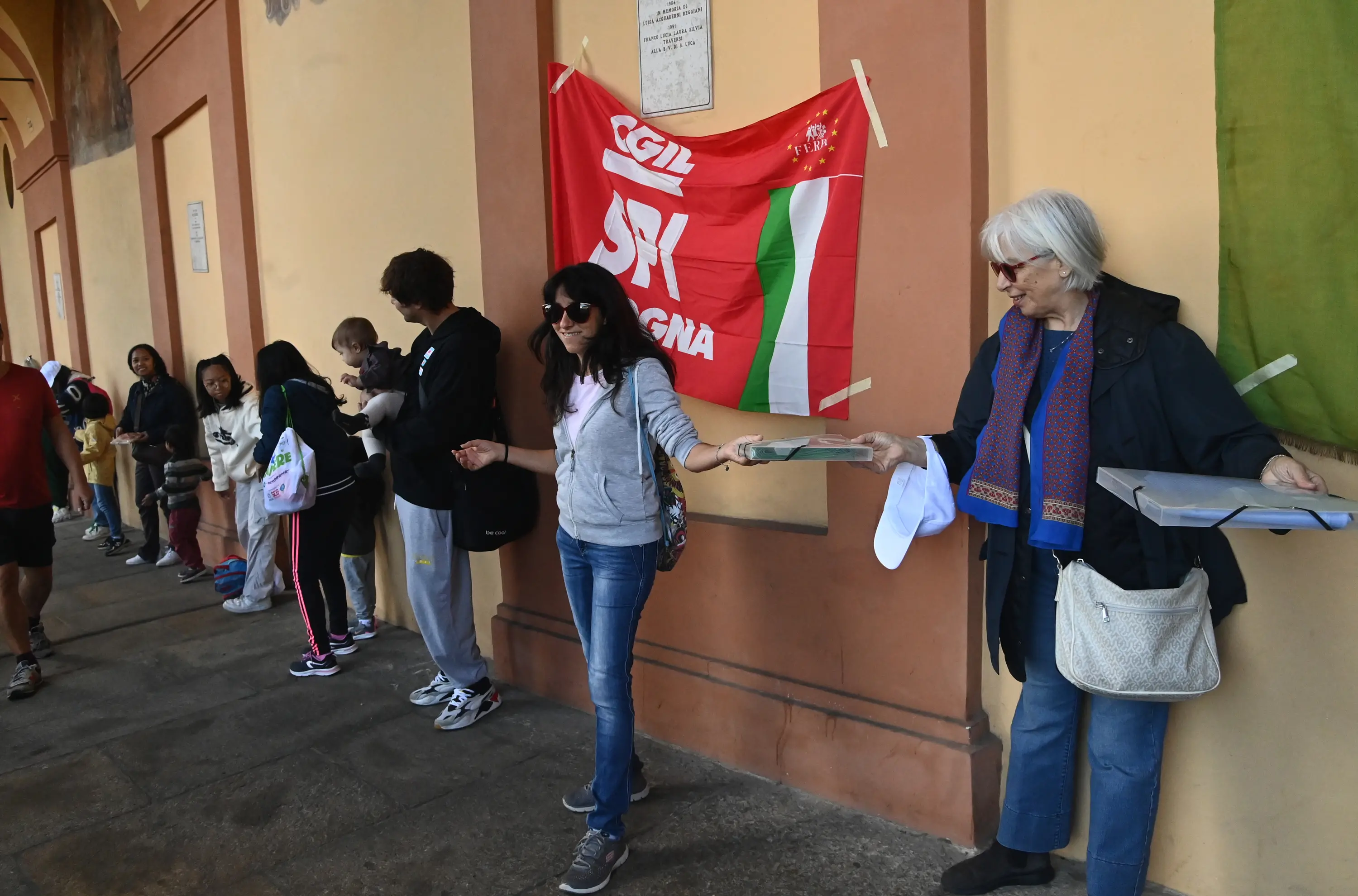 Torna il ‘Passamano’ per San Luca, la catena umana celebra la pace