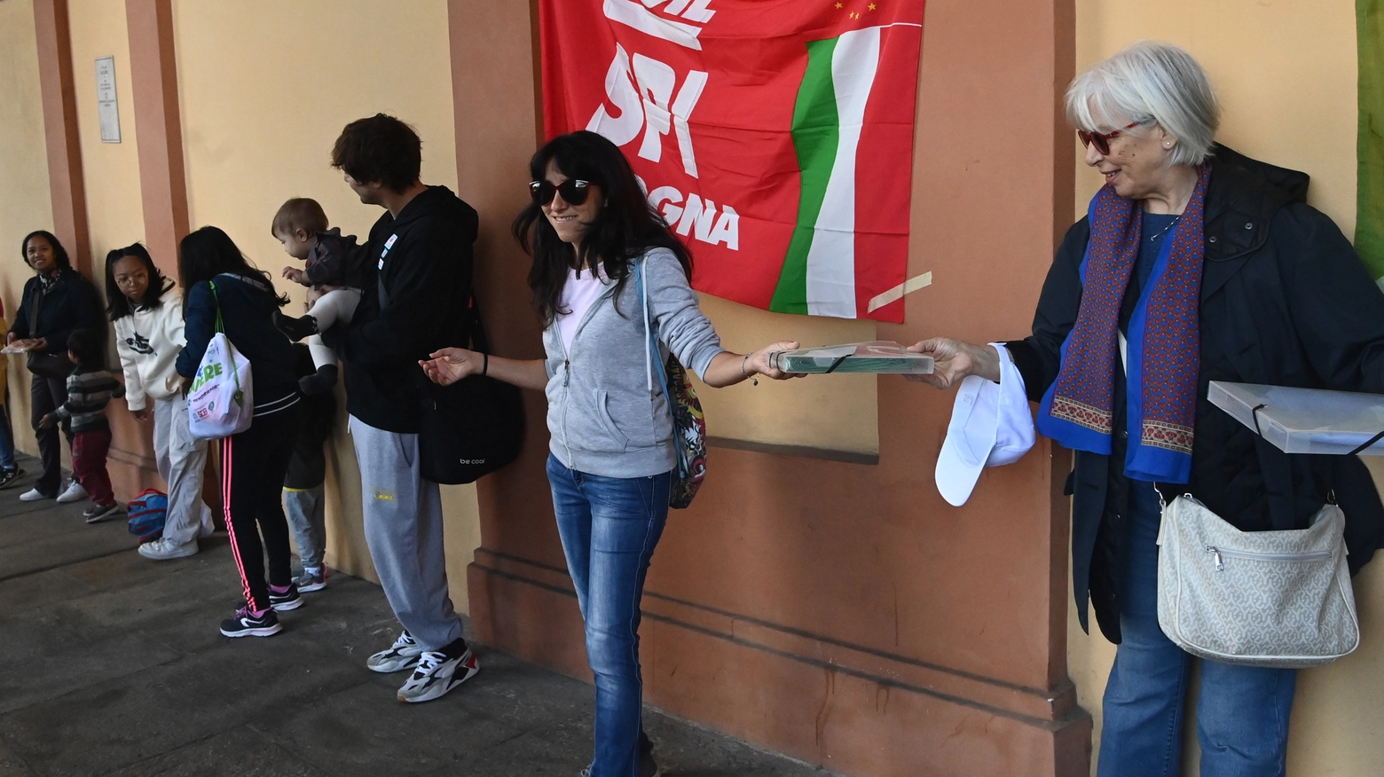 Dal Meloncello alla basilica, i partecipanti si passeranno di mano in mano 35 formelle dell'artista Buonfiglioli e le bandiere del mondo, simbolo di solidarietà tra i popoli