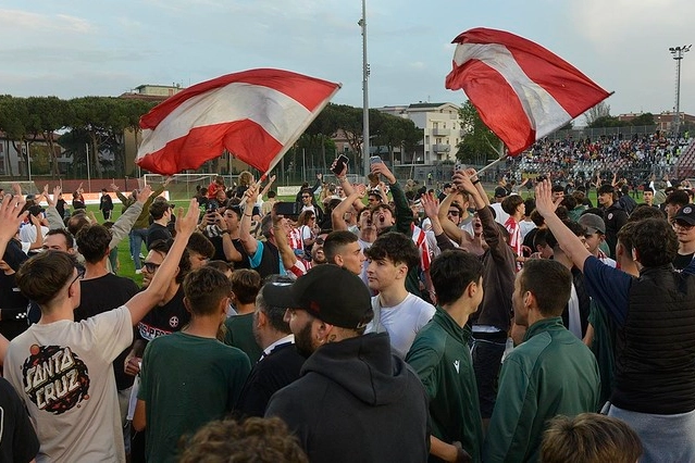 La Vis Pesaro si salva, grande festa dei tifosi (foto Toni)