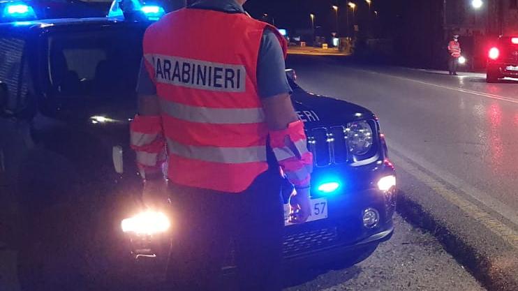 Incidente a Marano Vicentino: fuggono dai carabinieri, travolgono un pedone e si schiantano