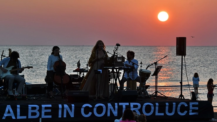 Torna ‘Albe in controluce’, una rassegna composta da quattro domeniche dedicate alle grande musica dal vivo. Le esibizioni sono tutte in programma sulla spiaggia riccionese a partire dalle prime luci del giorno