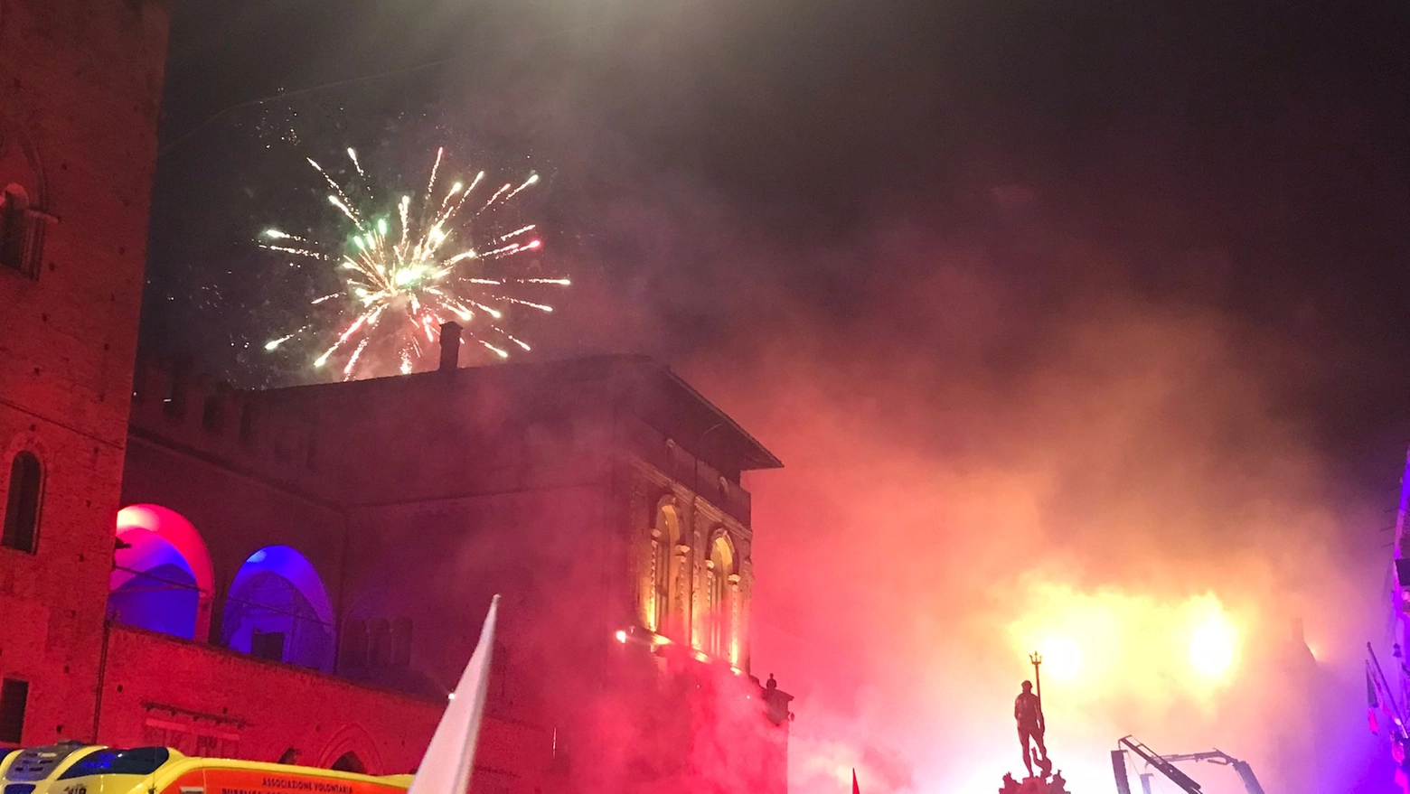 Fuochi d'artificio in piazza per il Bologna, che ha centrato un traguardo storico: la qualificazione in Champions League