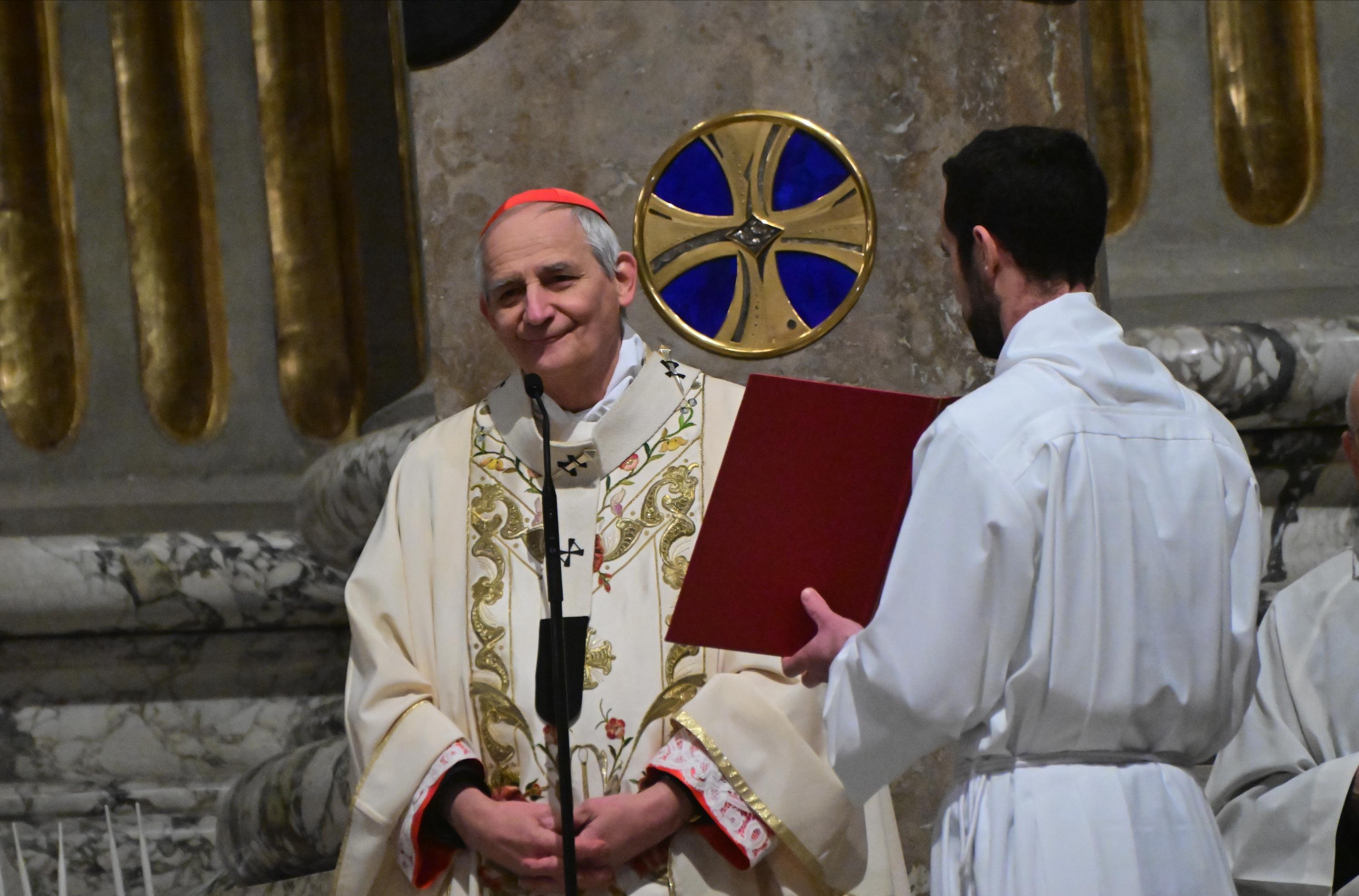 Il cardinale Zuppi: “Il Natale lo trova solo chi affronta le tenebre, chi ha bisogno di luce vera”