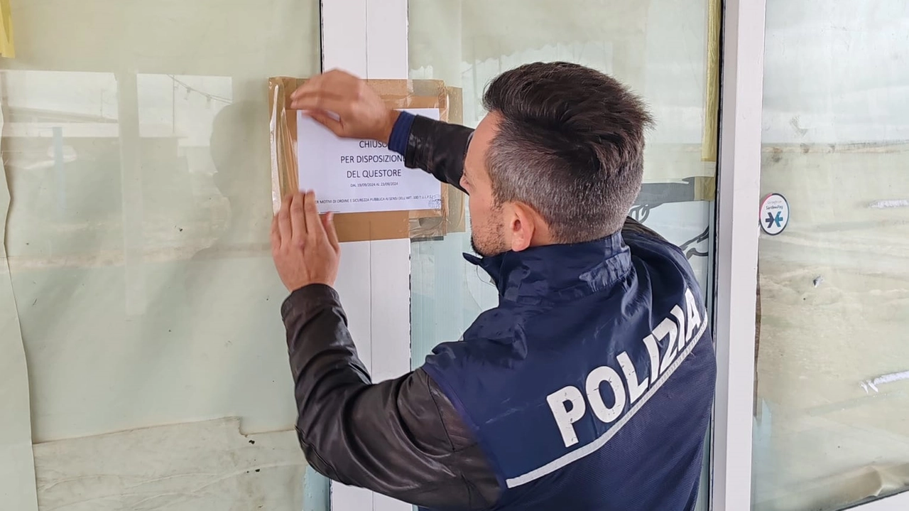 La polizia mentre mette i sigilli al locale