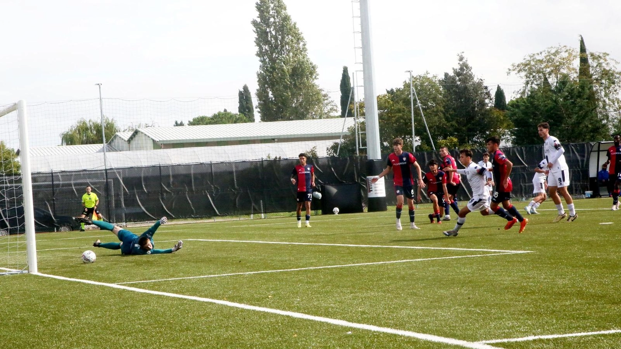 Cesena avanti con Coveri, poi il Cagliari lo agguanta con Vinciguerra. Campedelli: "Siamo stati in partita, peccato non essere riusciti a vincerla".