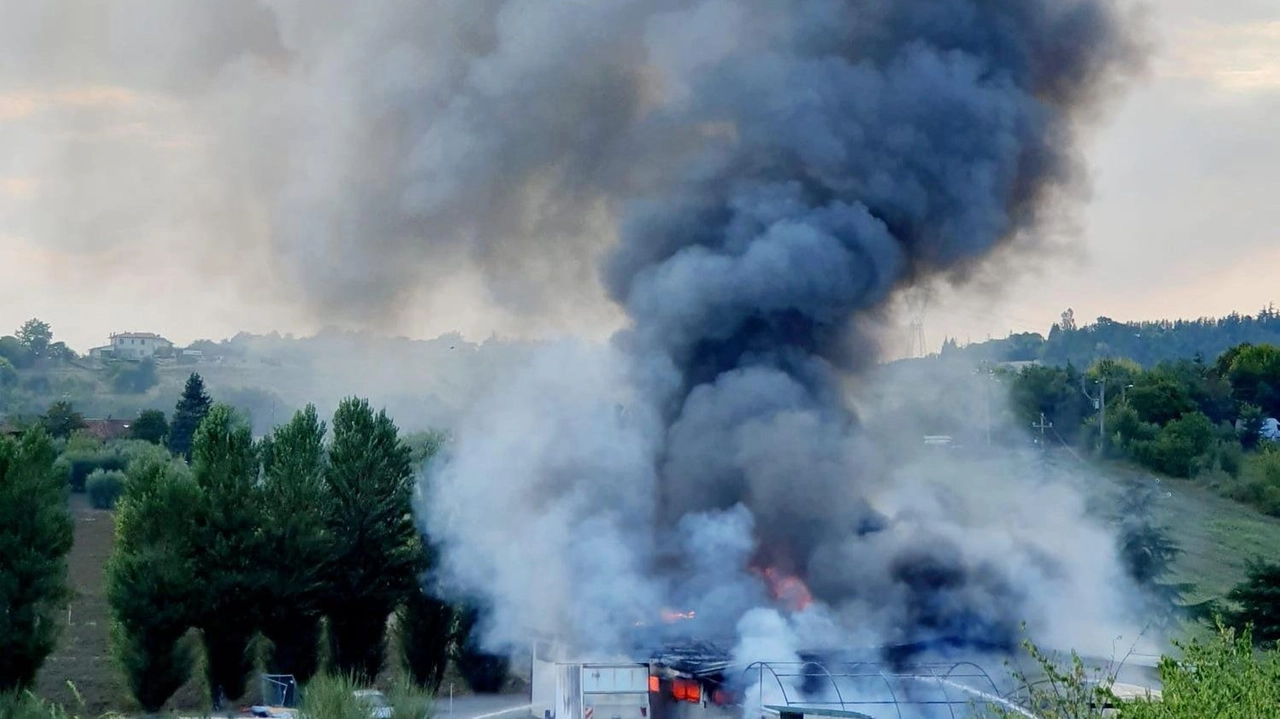 L’incendio si è sviluppato nel laboratorio di falegnameria e deposito attrezzi della comunità Papa Giovanni in via Valverde. Nel rogo è andato distrutto un impianto fotovoltaico (. foto Migliorini