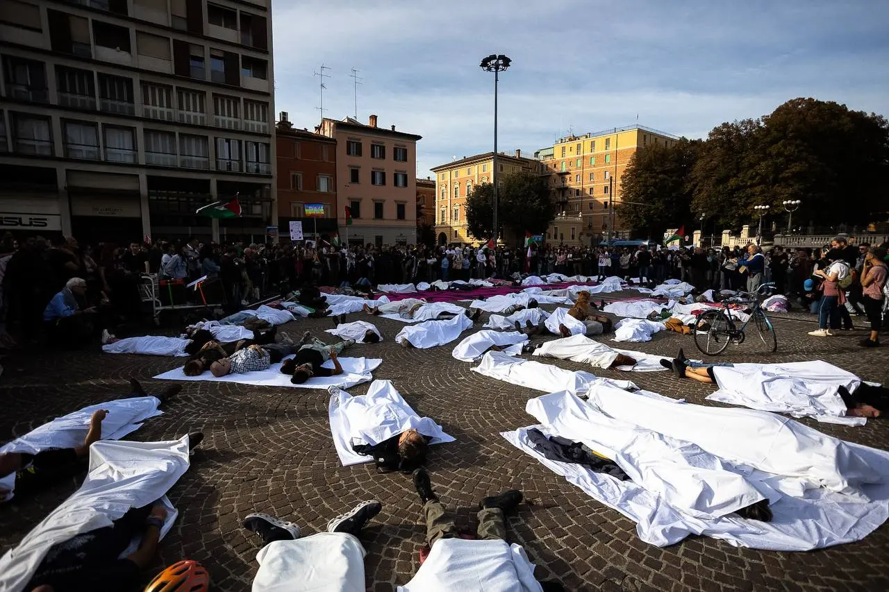 Manifestazione oggi a Bologna per la Palestina: mille in corteo