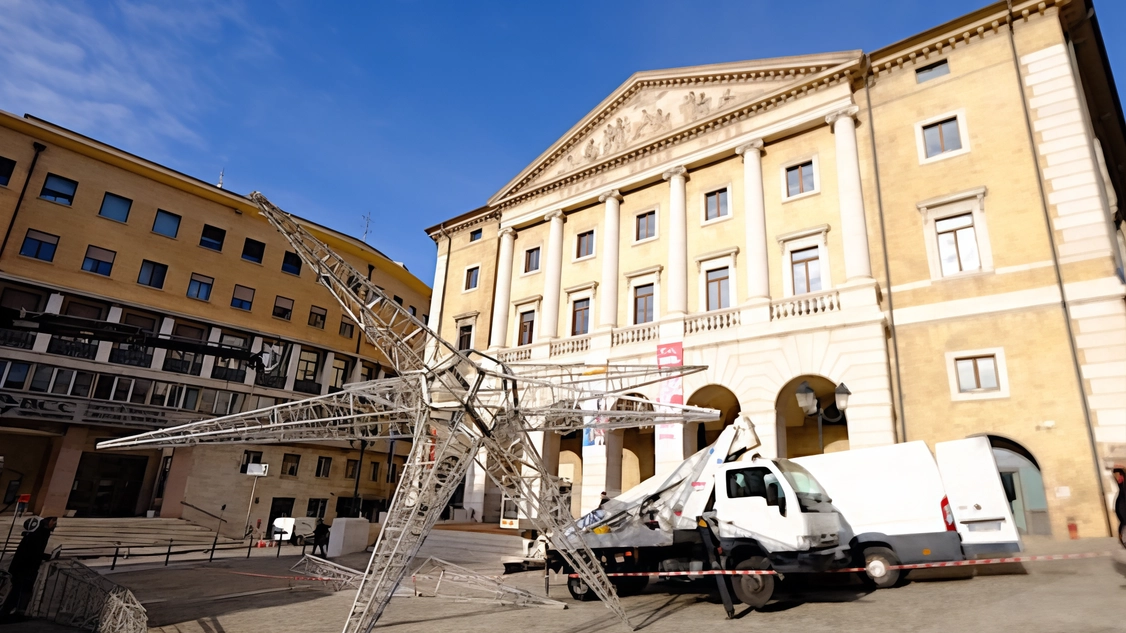 Piazza della Repubblica risplende. La illuminerà di magia iGuzzini. Aumenta la spesa per l’intervento