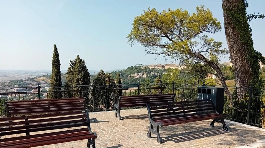 A Recanati preoccupa il furto di panchine pubbliche non fissate a terra, che potrebbero costituire un pericolo per la sicurezza. È necessario intervenire per garantire stabilità e evitare potenziali incidenti.