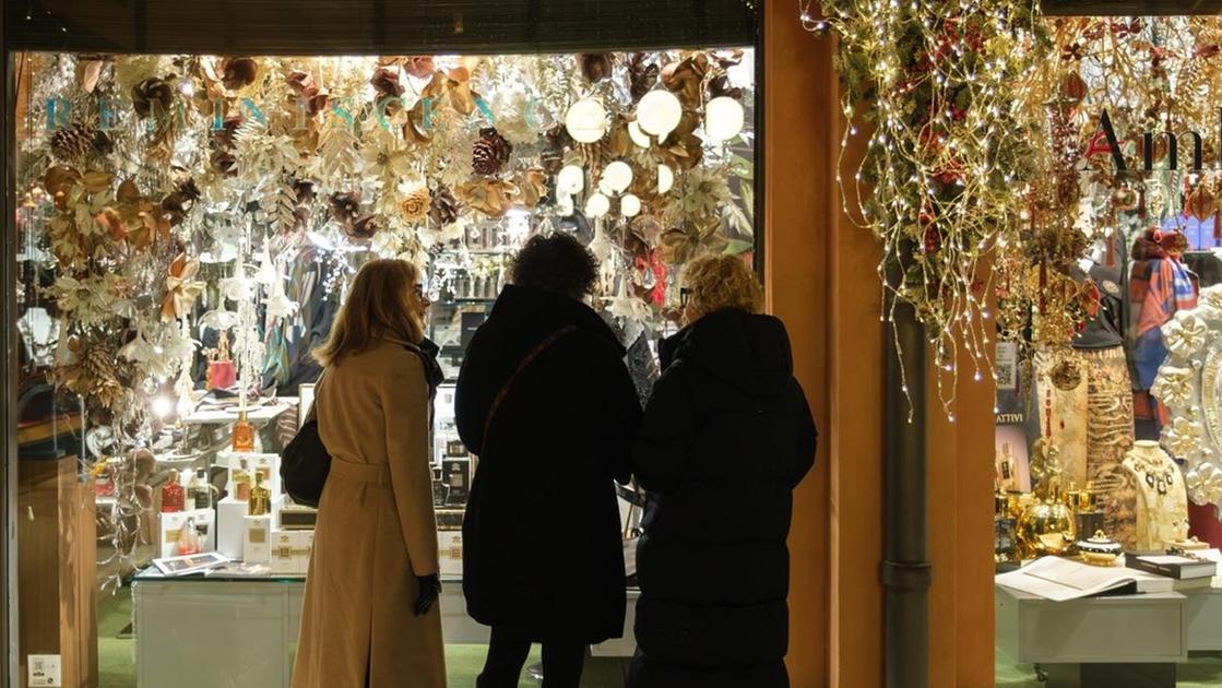 Babbi Natale in vespa e premi in palio per chi fa acquisti