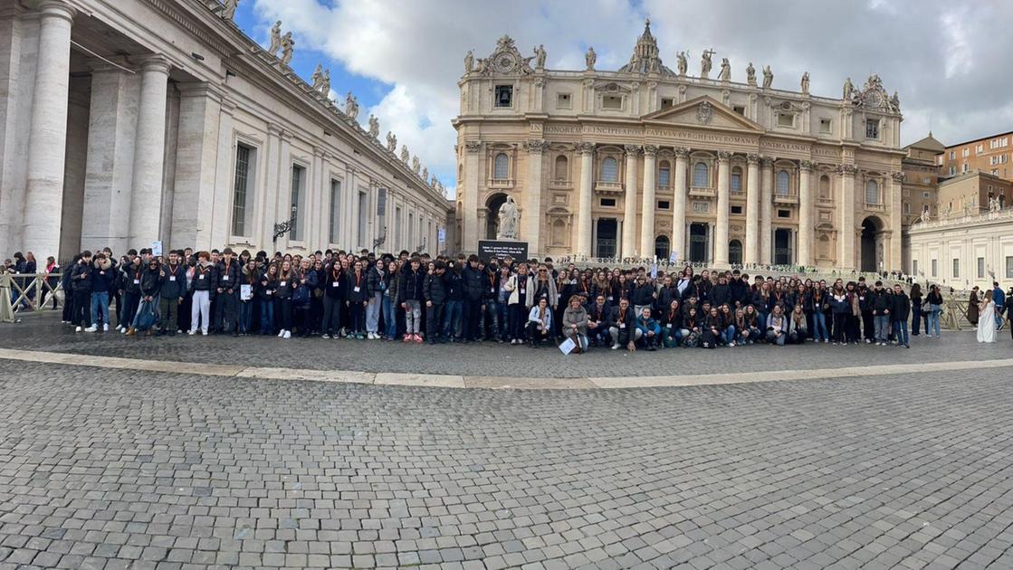 Al Papa la Madonna creata col fango