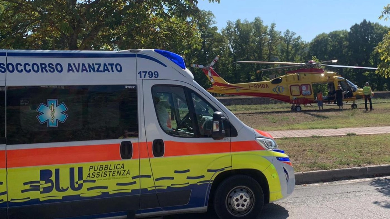 Sopra l’ambulanza “Blu“ di Fermignano e l’eliambulanza “Icaro“