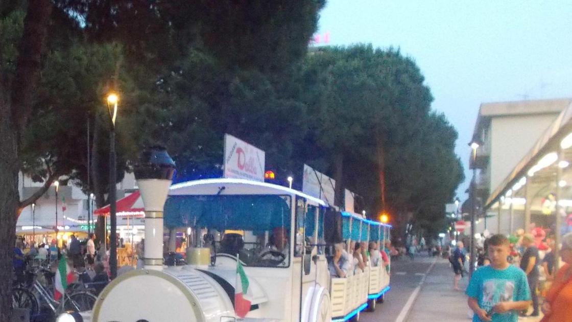 Tutti in fila per il tour sul trenino. Piace soprattutto ai bambini