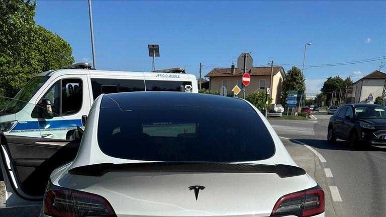 Tampona un’auto e scappa ma la Tesla inquadra la targa