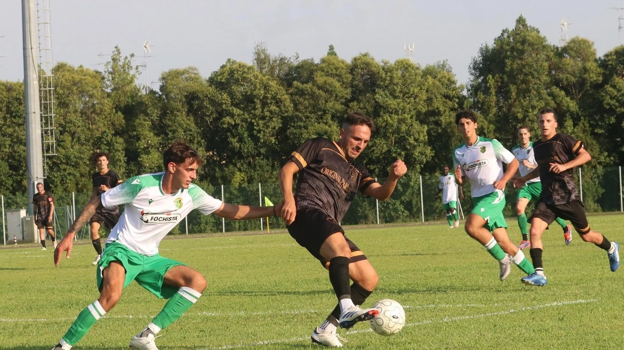 Il Real Fusignano (in maglia bianco-verde), affronta. lo Sporting Predappio