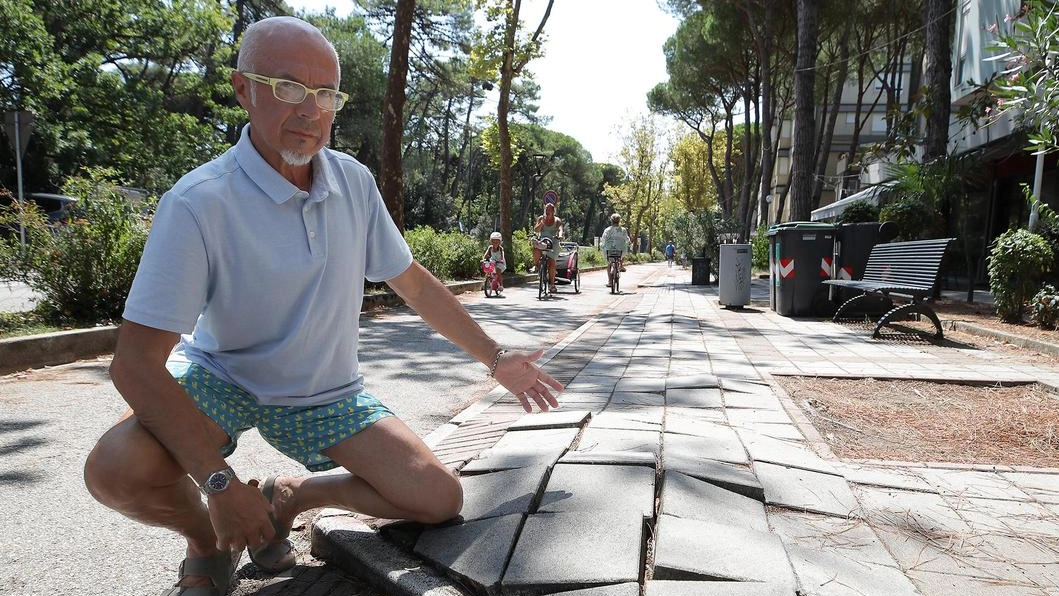 Anche i marciapiedi della località sono in pessime condizioni, a causa delle radici dei pini. Finora 370 le adesioni. E dopo Ferragosto ci sarà un corteo per chiedere più manutenzione.