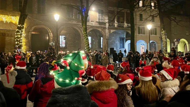 Ultima tappa super affollata per il ‘Natale scomposto’, iniziativa ideata e coordinata da un’insegnante della scuola primaria Zibordi, Milena Mara...