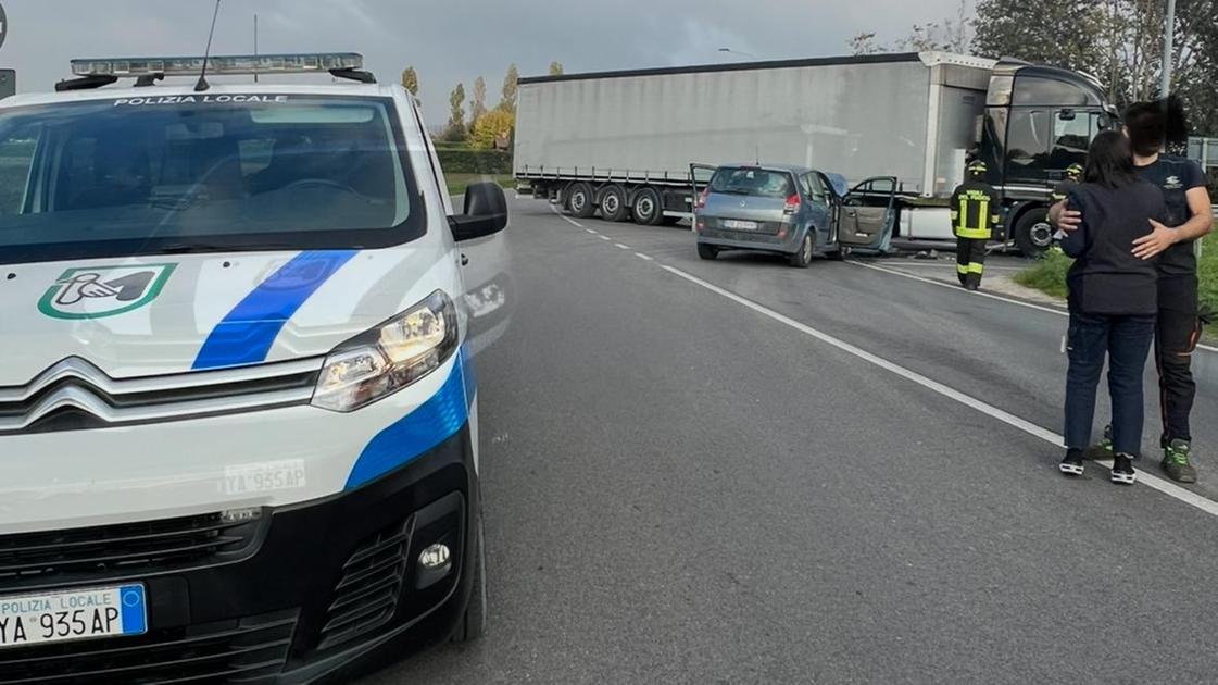 Fano, auto si incastra sotto il tir