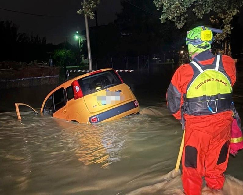 Alluvione a Modena, tante famiglie evacuate. Salvate tre persone da un’auto sommersa