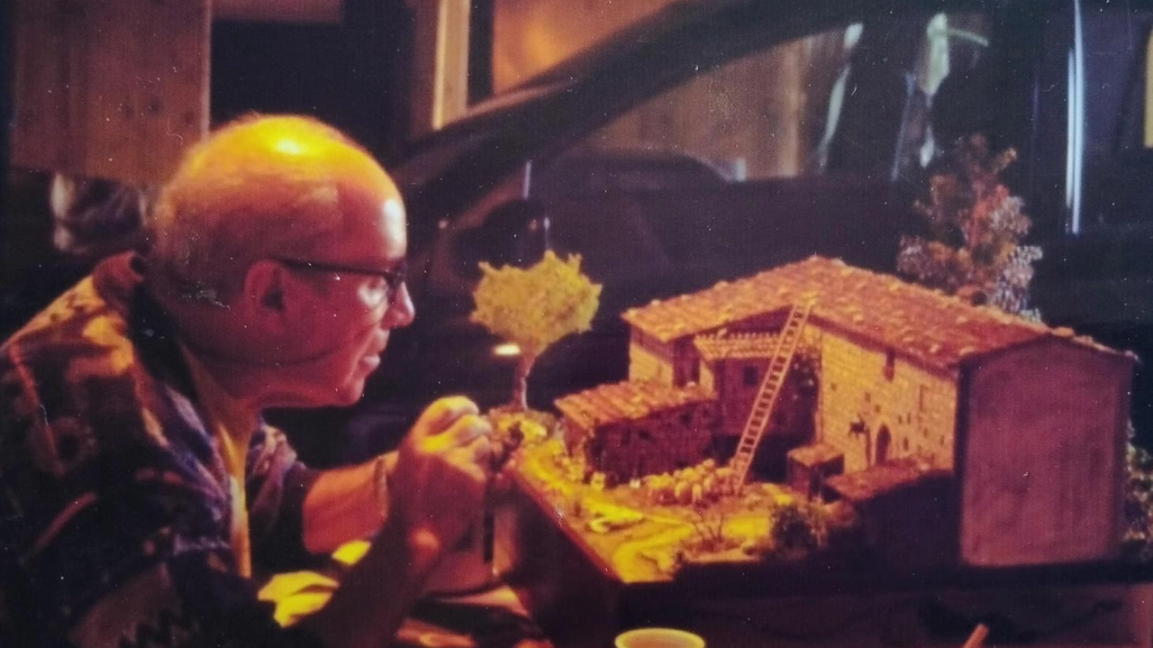 Il maestro Alessandro, per tutti Sandro, Mosca mentre sta realizzando il diorama del complesso di San Bonfilio