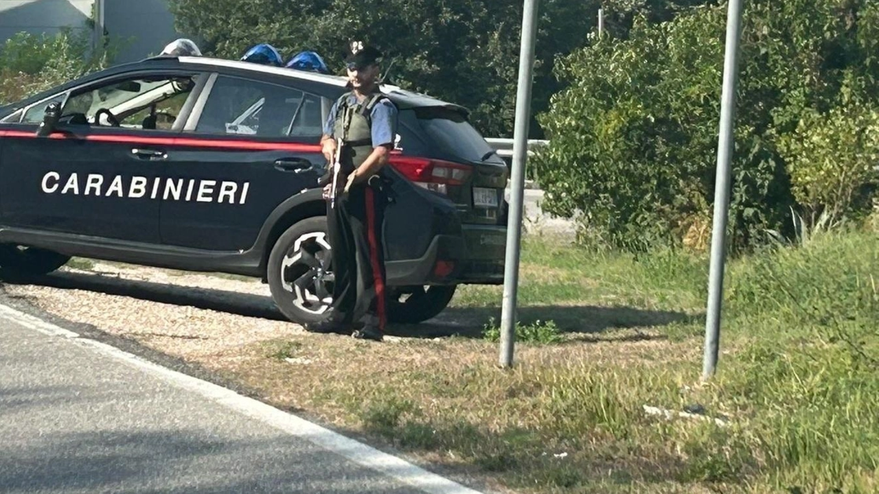 I carabinieri durante l’attività di pattuglia all’ingresso d’Urbania