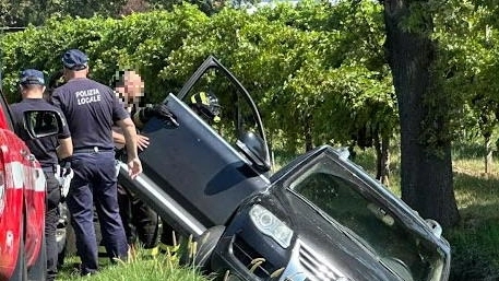 L'auto finita nel fossato