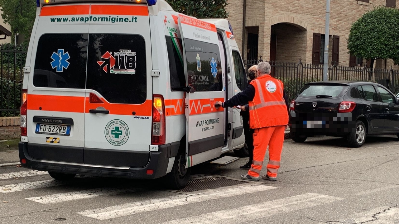 Ambulanze all'istituto Barozzi in via Rainusso a Modena