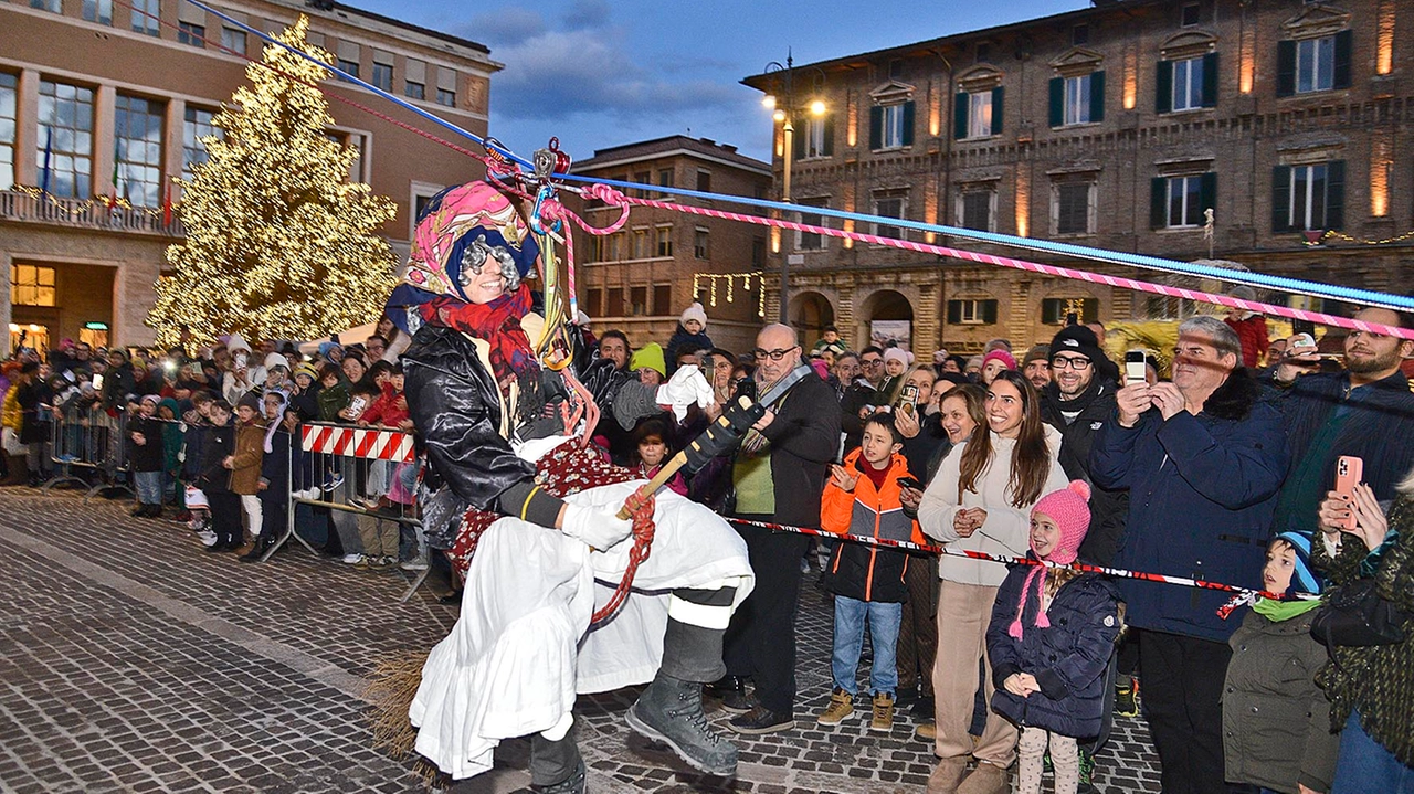 L'atterraggio della Befana in piazza a Pesaro: tante persone ad accoglierla (foto Toni)