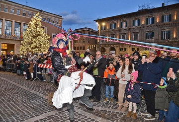 Atterrata la Befana a Pesaro: mille in piazza per la Vecchina