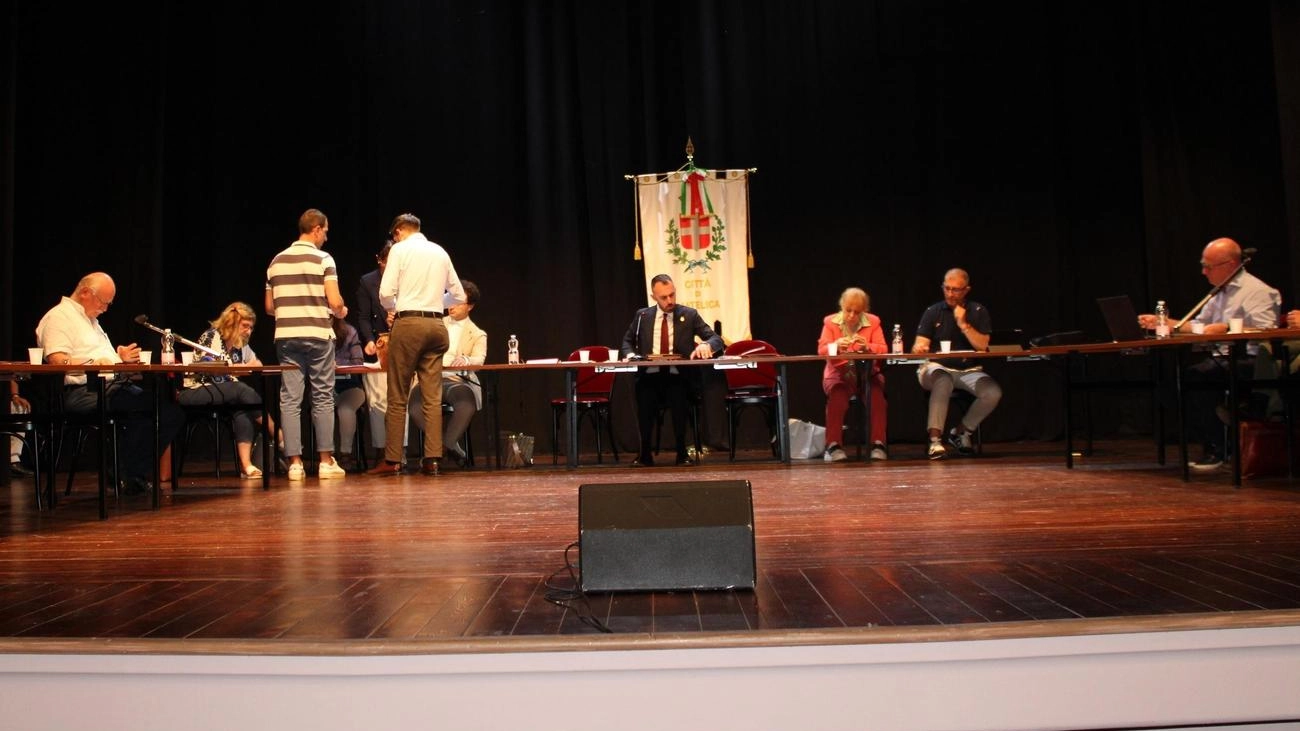 Matelica, la prima seduta per l’amministrazione è sul palco del teatro Piermarini. Falzetti eletto presidente del consiglio comunale