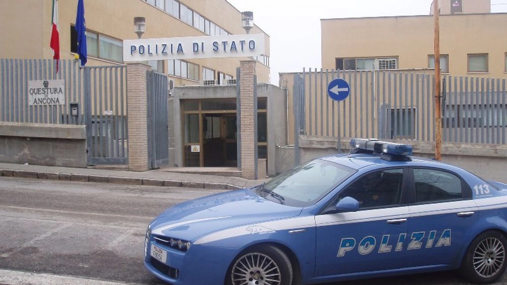 Una pattuglia di polizia della Questura anconetana