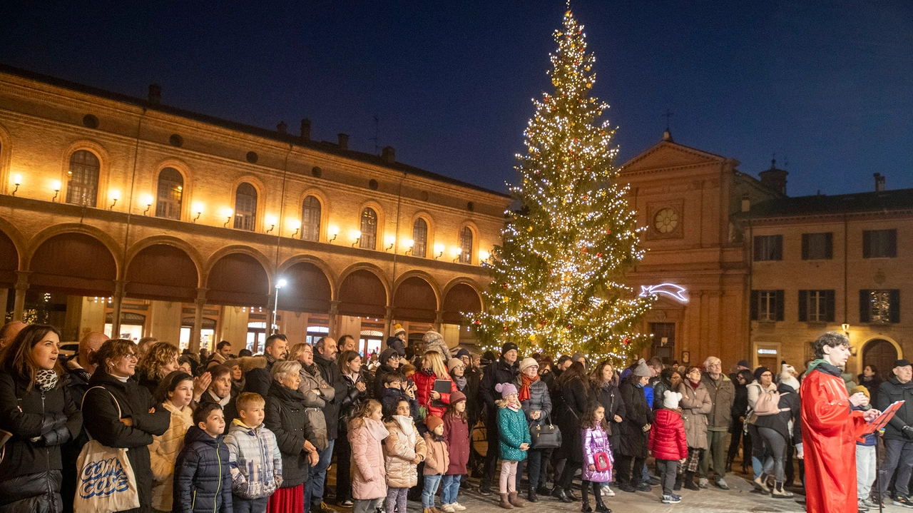 Imola, l'accensione delle luminarie e dell'albero di Natale