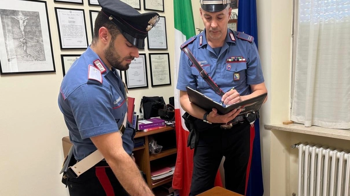 Uno, proprietario dello stupefacente, è stato arrestato dai carabinieri l'altro è stato denunciato a piede libero