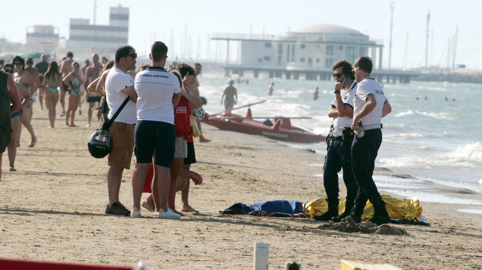 Malore in riva al mare: muore turista 82enne