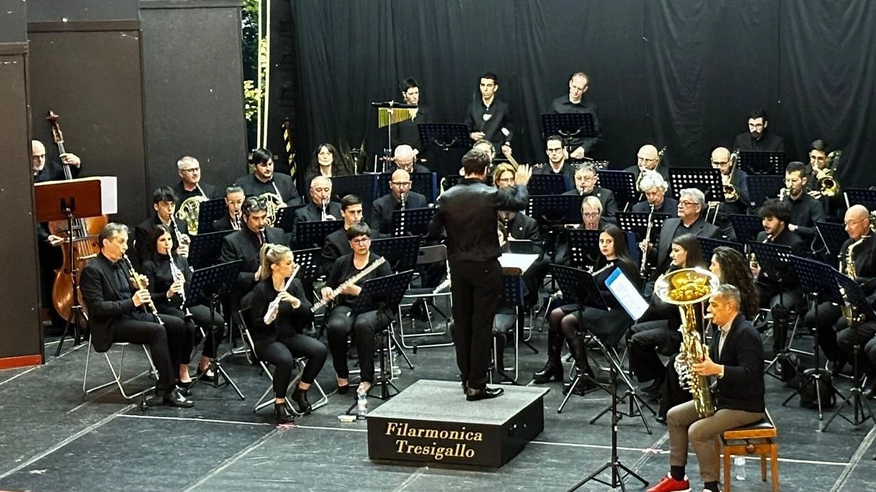 La Filarmonica applaude  il suo direttore Lenzi
