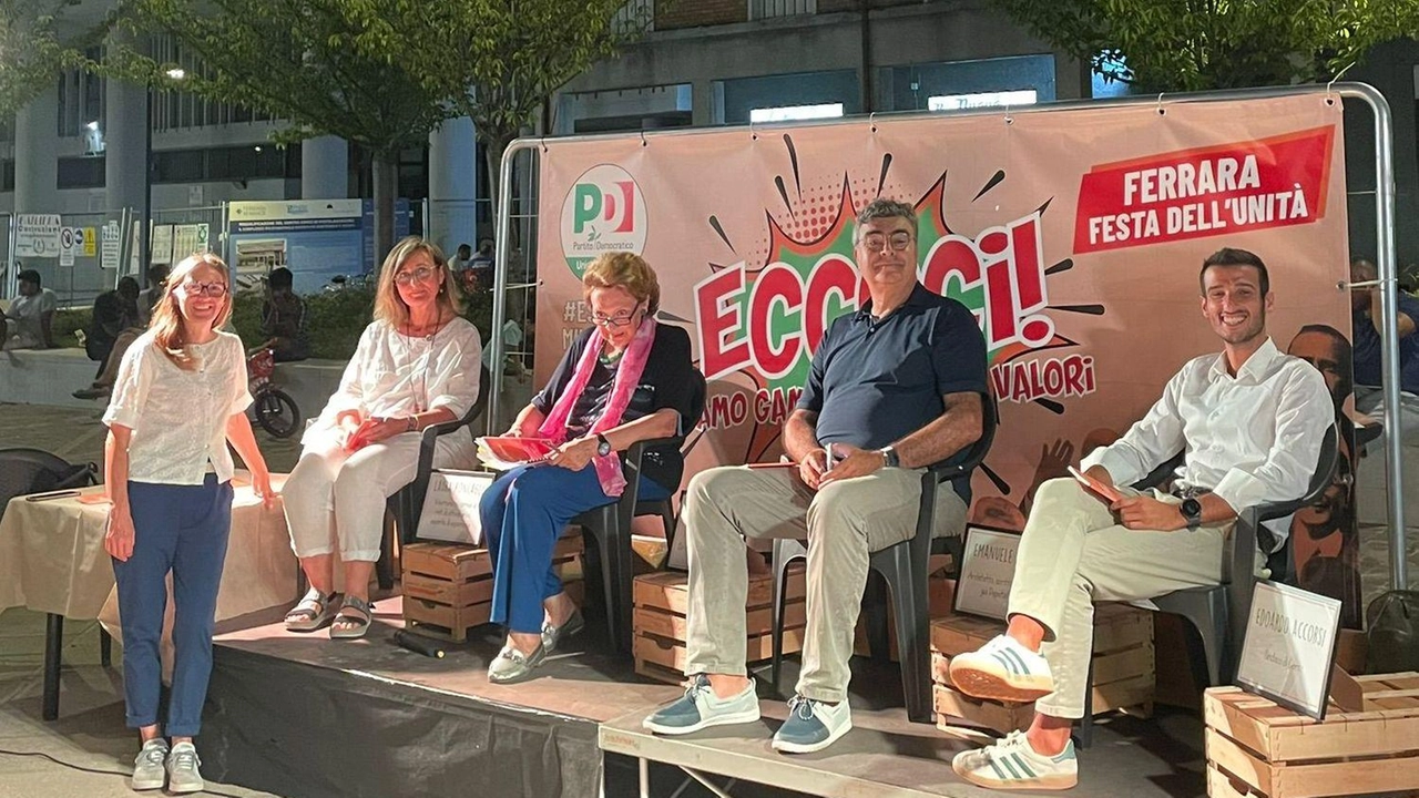 L’ex parlamentare Pd Emanuele Fiano sul palco di piazza Buozzi