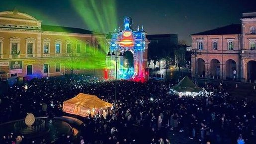 La carica dei 10mila. Tanti l’altra sera hanno festeggiato il Capodanno in centro a Santarcangelo, con la grande festa organizzata...