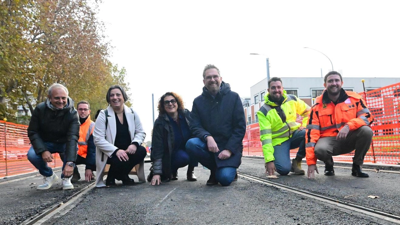 Il sindaco Matteo Lepore al centro insieme con l’assessore Valentina Orioli (Mobilità) e i tecnici di Cmb: presentati i cantieri conclusi in viale della Repubblica/via Serena e viale Fiera/viale Europa, i primi della Linea Rossa