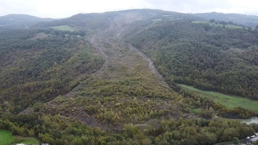 La frana di Ca' di Sotto in una foto diffusa sui social dal sindaco Alessandro Santoni