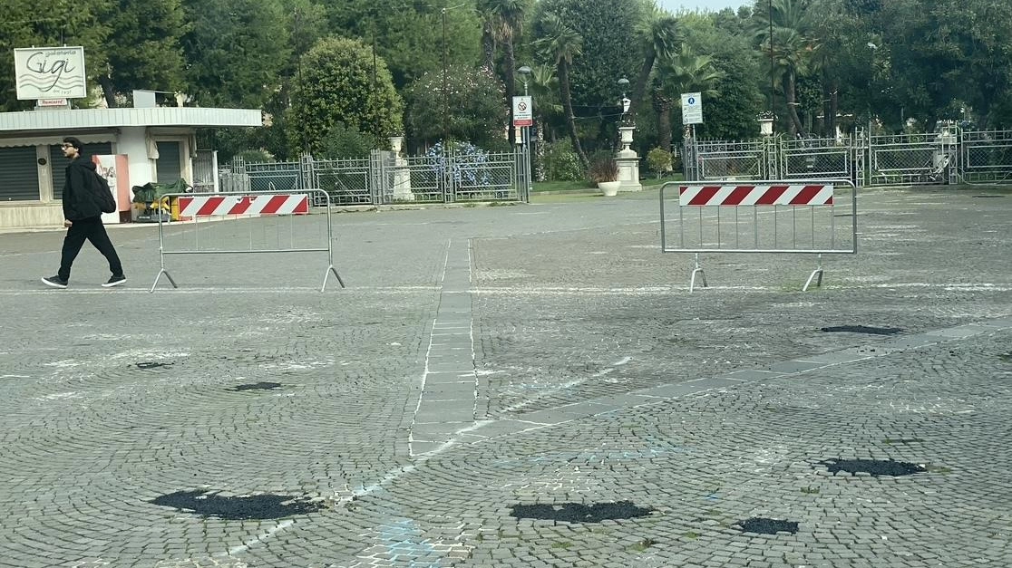 Piazza XX Settembre, toppe di asfalto invece dei sampietrini