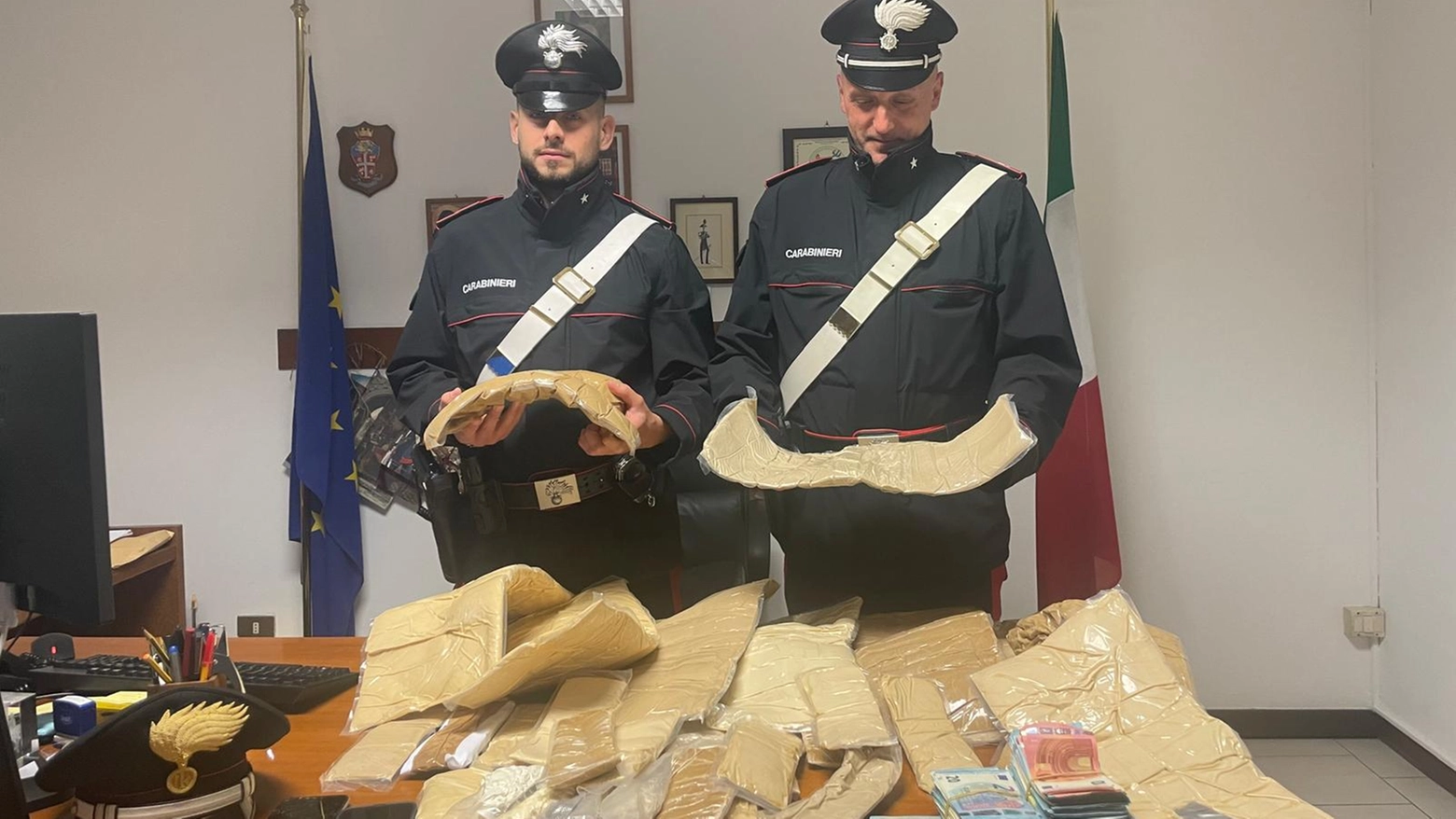 I carabinieri hanno sequestrato gli stupefacenti e 22mila euro in contanti