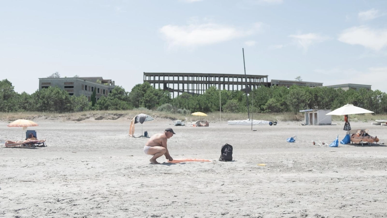 L’ex colonia Varese, a Milano Marittima, vista dalla spiaggia. Davanti a lei la duna