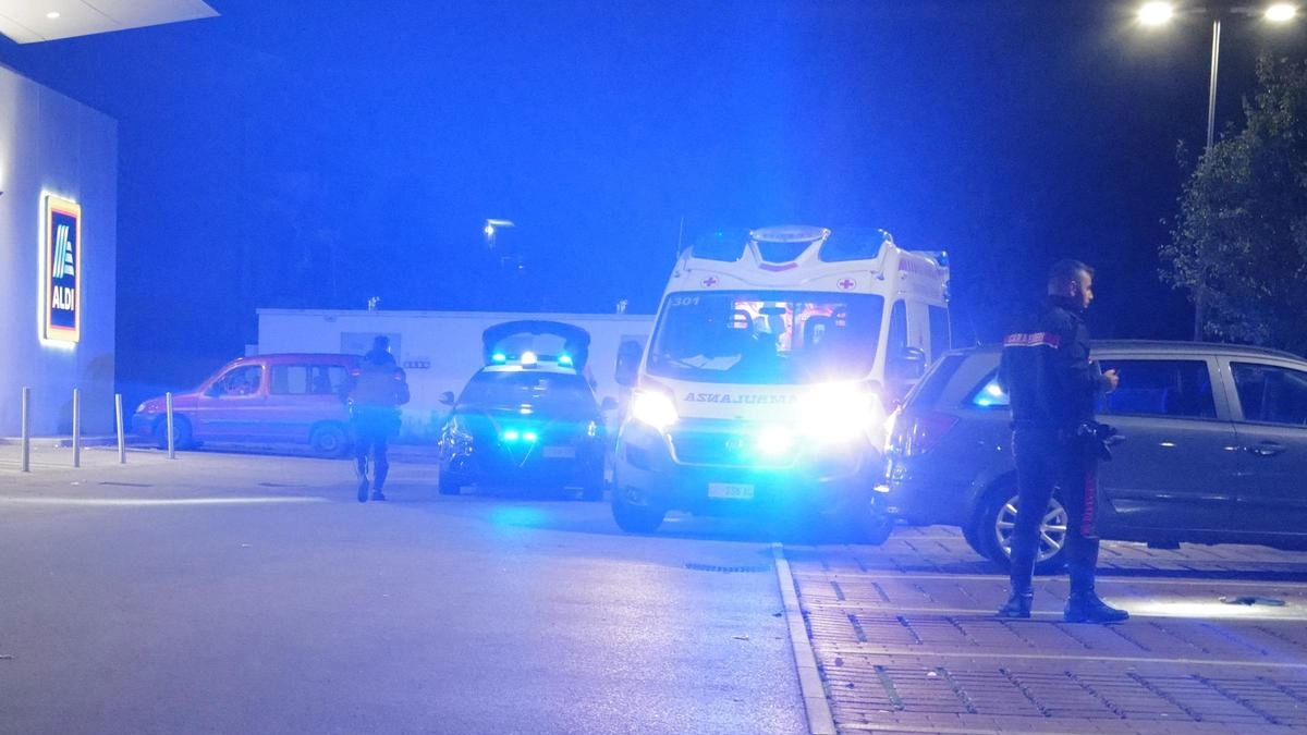 Sangue nel parcheggio del supermercato. Lite furibonda, colpito al collo col cacciavite