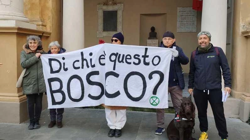 Protesta degli attivisti per il salvataggio del bosco urbano di Ospizio durante la festa del patrono. Distribuzione di volantini e appello per la discussione in consiglio comunale.