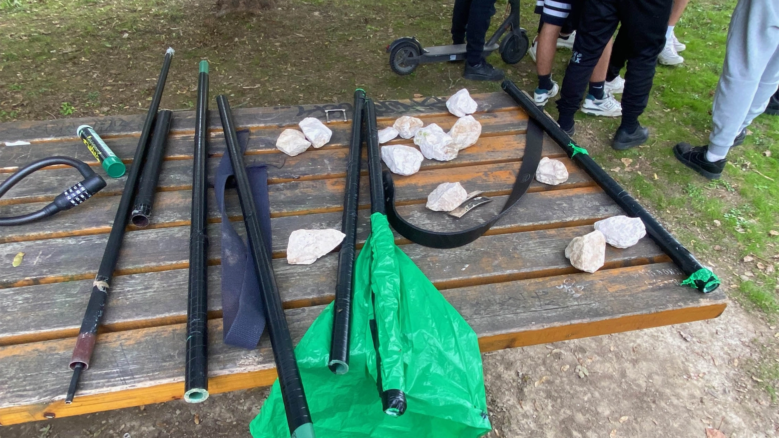 I sassi e gli oggetti contundenti ritrovati da polizia e carabinieri (Foto Corelli)