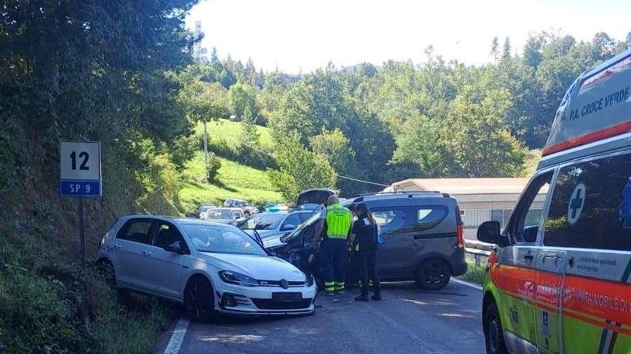 Frontale tra due auto: feriti i conducenti