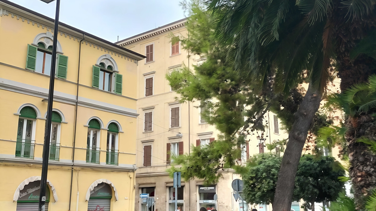 La foto che documenta gli accampamenti di alcuni giorni fa in piazza Stamira, in pieno giorno, nel cuore della città