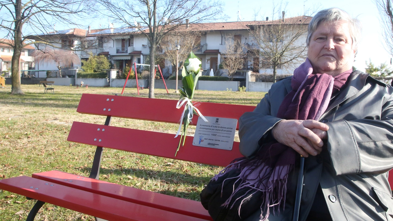 Marisa Degli Angeli, mamma di Cristina Golinucci, nel parco di Ronta dedicato alla figlia scomparsa nel 1992