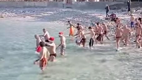 Tradizione rispettata a Portonovo per il consueto tuffo nelle acque cristalline della baia. A far da cornice una splendida giornata di sole, pazienza per la temperatura gelida dell’acqua.